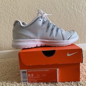 Sold!Nike vapor court wmns size 6.5